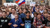 Ribuan demonstran di kota St. Petersburg, Rusia, menggelar aksi protes terhadap kebijakan pemerintahan Vladimir Putin menaikkan usia pensiun. (REUTERS/Anton Vaganov)