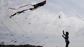 Selain bisa melihat layang-layang berterbangan, pengunjung juga bisa mengikuti kelas kerajinan layang-layang sampai menyaksikan pertunjukkan musik.