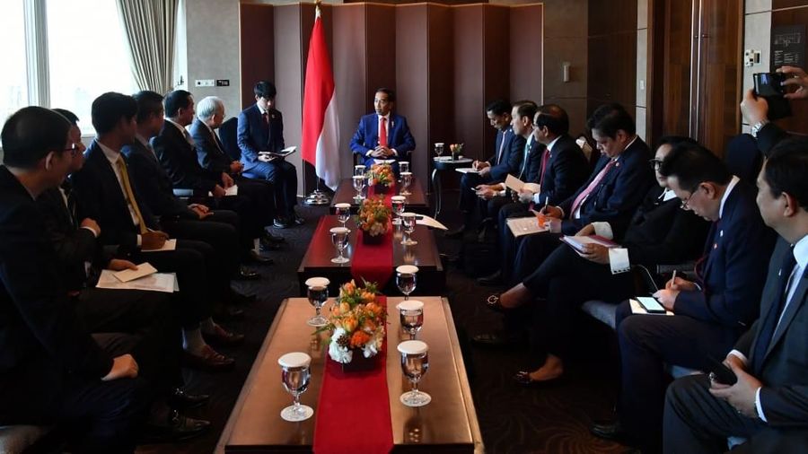 Empat pimpinan perusahaan tersebut mengunjungi Presiden Jokowi yang menginap di Hotel Lotte.