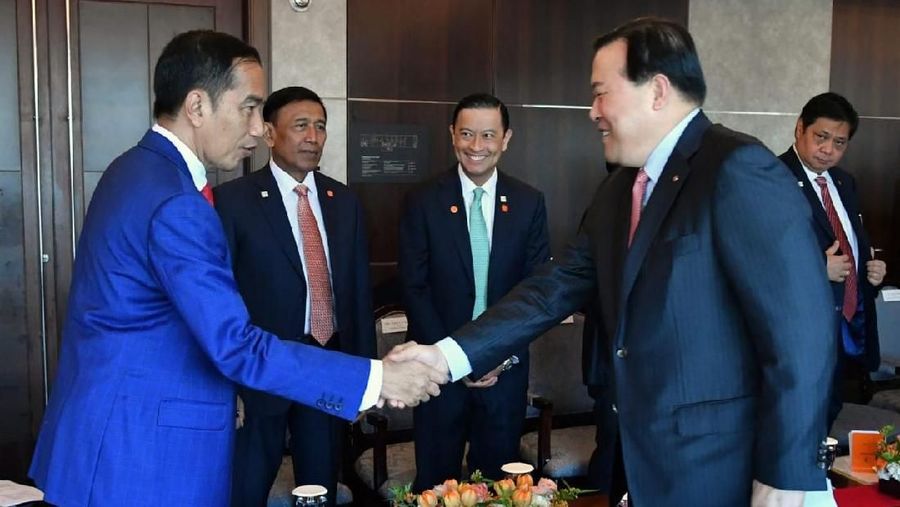 Empat pimpinan perusahaan tersebut mengunjungi Presiden Jokowi yang menginap di Hotel Lotte.