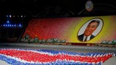 Pagelaran itu dibuka dengan menyanyikan lagu kebangsaan diiringi formasi warga yang membentuk bendera Korut dan wajah pendiri bangsa, Kim Il-sung. (Reuters/Danish Siddiqui)