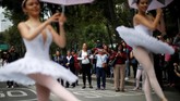 Dalam pertunjukan ini, mereka menafsirkan penampilan di atas panggung menjadi bagian-bagian pertunjukan selama 53 detik untuk bisa tampil kala lampu merah menyala. (REUTERS/Carlos Jasso)