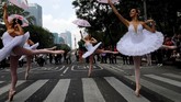 Aksi ini merupakan program dari Dinas Kebudayaan Mexico City yang ingin membawa seni tari, teater, dan sirkus, lebih dekat kepada masyarakat. (REUTERS/Carlos Jasso)