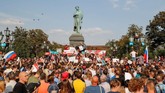Aksi protes ini digagas oleh pihak oposisi pemerintah yaitu Alexander Navalny yang kini ditahan pemerintah Rusia. Dalam foto terlihat para demonstran menyuarakan sikap mereka di dekat patung sastrawan Rusia, Alexander Pushkin, di Moskow. (REUTERS/Grigory Dukor)
