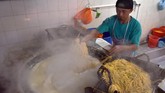 Produsen mie mengaku terkena imbas pelemahan nilai tukar. Harga tepung terigu sebagai bahan baku pembuatan mie naik sekitar 6,4 persen menjadi Rp5.320 per kilogramnya. (ANTARA FOTO/FB Anggoro)
