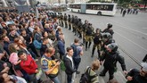 Kebijakan ini pun memantik gelombang demonstrasi di berbagai kota Rusia pada Minggu (9/9), di antaranya di Moskow, St. Petersburg, Volga, serta Samara. (REUTERS/Anton Vaganov)