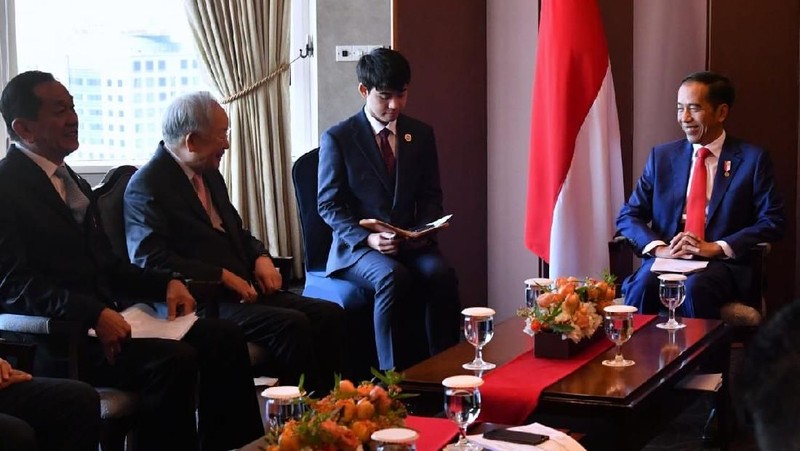 Empat pimpinan perusahaan tersebut mengunjungi Presiden Jokowi yang menginap di Hotel Lotte.