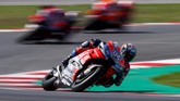 Sejak menyalip Jorge Lorenzo pada lap keenam, Andrea Dovizioso, terlalu sulit dikejar pebalap lain di belakangnya. Ia bahkan bisa menjauh hingga 1,7 detik dari Marc Marquez di peringkat kedua. (REUTERS/Max Rossi)
