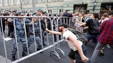 Aksi protes di berbagai kota ini pun sempat menimbulkan bentrok antara demonstran dan pihak kepolisian dan mengakibatkan sedikitnya 839 orang ditahan. Penangkapan terbanyak terjadi di St. Petersburg yaitu 354 ditahan. (REUTERS/Sergei Karpukhin)