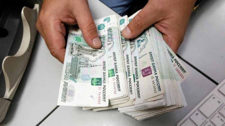 FILE PHOTO: An employee counts Russian ruble banknotes at a private company's office in Krasnoyarsk, Siberia, December 17, 2014.  REUTERS/Ilya Naymushin/File Photo                         GLOBAL BUSINESS WEEK AHEAD