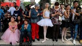 Sejauh ini, publik merasa terhibur dengan aksi para balerina bertutu menggemaskan di perempatan jalan Mexico City. (REUTERS/Carlos Jasso)