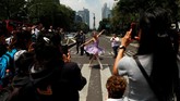 Pada 8 September lalu, sejumlah sekolah balet memindahkan panggung pertunjukan mereka di perempatan jalan Mexico City. (REUTERS/Carlos Jasso)