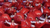 Setelah itu, pentas seni termegah di Korut ini pun digelar untuk pertama kalinya dalam lima tahun belakangan. (AFP Photo/Ed Jones)