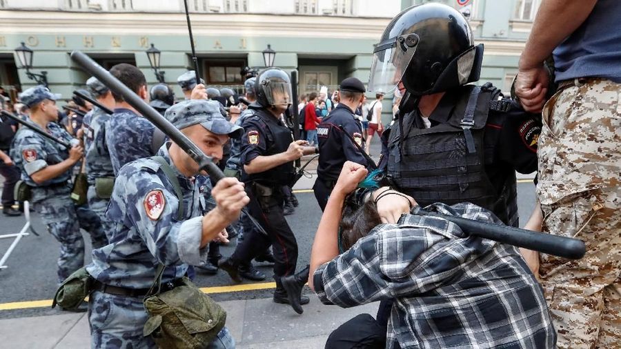 Para demonstran meneriakkan seruan berbunyi 'Putin adalah pencuri' dalam aksinya.