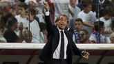 Roberto Mancini memberikan instruksi kepada skuat Italia. Usai timnya kalah 0-1 dari Portgal, ia mengeluhkan lini depan tim arahannya yang kurang tajam. (REUTERS/Rafael Marchante)