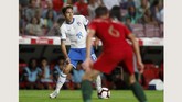 Penyerang Italia Federico Chiesa meneruskan jejak sang ayah, Enrico Chiesa, membela timnas Italia. Federico dimainkan sebagai starter pada laga itu. (REUTERS/Rafael Marchante)