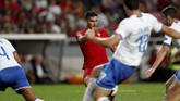 Penyerang Portugal Andre Silva mencetak gol ke gawang Gianluigi Donnarumma pada menit ke-48 setelah mendapatkan umpan datar dari Bruma. (REUTERS/Rafael Marchante)
