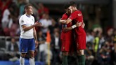 Pepe dan Ruben Dias merayakan kemenangan Portugal atas Italia, sementara Andrea Belotti (kiri) terlihat kecewa. Duet bek Selecao das Quinas itu menjadi andalan di lini belakang. (REUTERS/Rafael Marchante)
