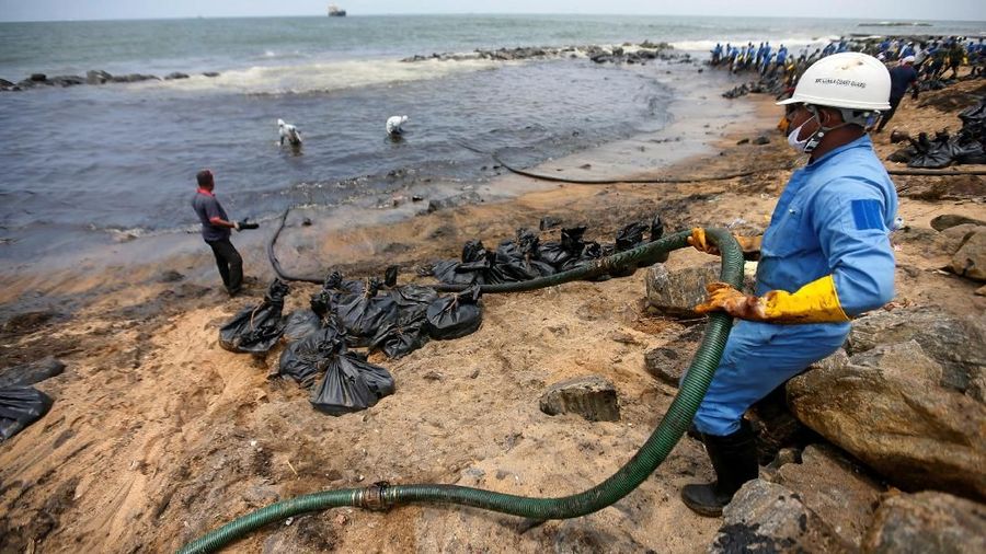 Sekitar 25 ton minyak dilaporkan mencemari pantai tersebut.