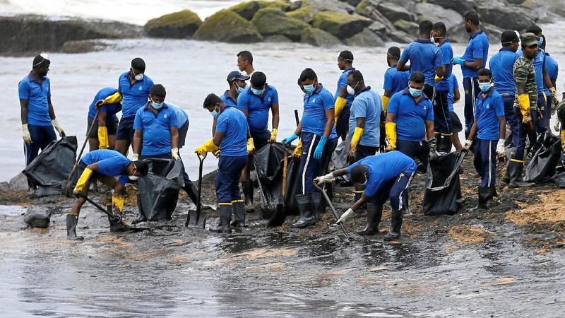Sekitar 25 ton minyak dilaporkan mencemari pantai tersebut.