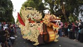 Peserta mengikuti kirab pusaka, lintas sejarah dan pesona wisata di Ponorogo, Jawa Timur, Senin (10/9). Kirab dalam rangka memeriahkan Grebeg Suro juga menyambut datangnya tahun baru penanggalan Jawa 1 Suro sekaligus tahun baru Hijriyah 1 Muharram. (Antara/Siswowidodo)