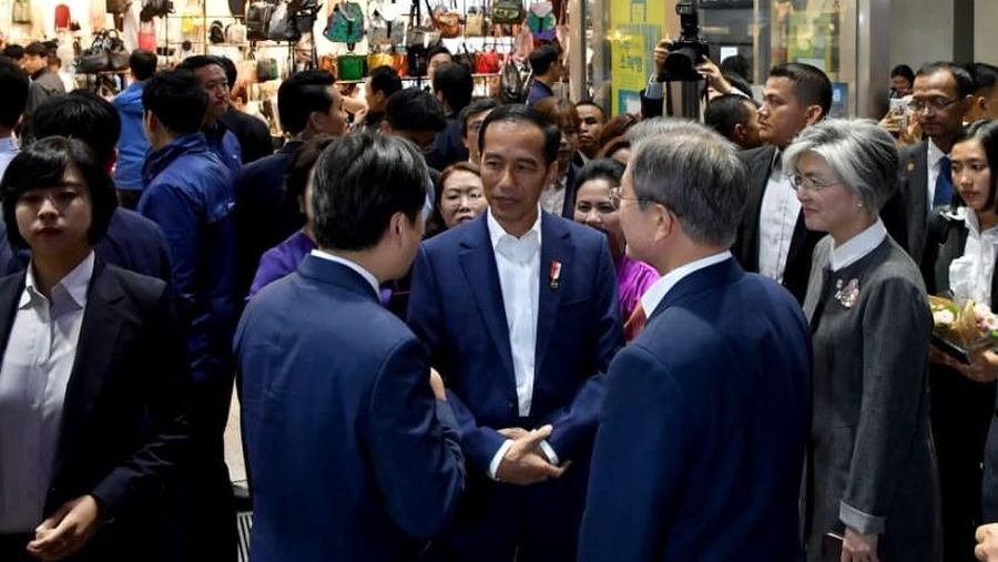 Suasana akrab antara dua pemimpin negara tampak pada malam hari itu.