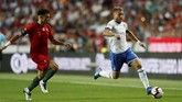 Bek Portugal Pepe berusaha mengejar penyerang Italia Ciro Immobile yang berlari kencang menggiring bola. Pepe mendapat kartu kuning pada laga itu karena pelanggaran terhadap Federico Chiesa. (REUTERS/Rafael Marchante)