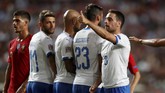 Giacomo Bonaventura mengatur jarak tembok pemain untuk antisipasi tendangan bebas Portugal. Italia belum benar-benar tampil lebih baik sejak dilatih Roberto Mancini. (REUTERS/Rafael Marchante)