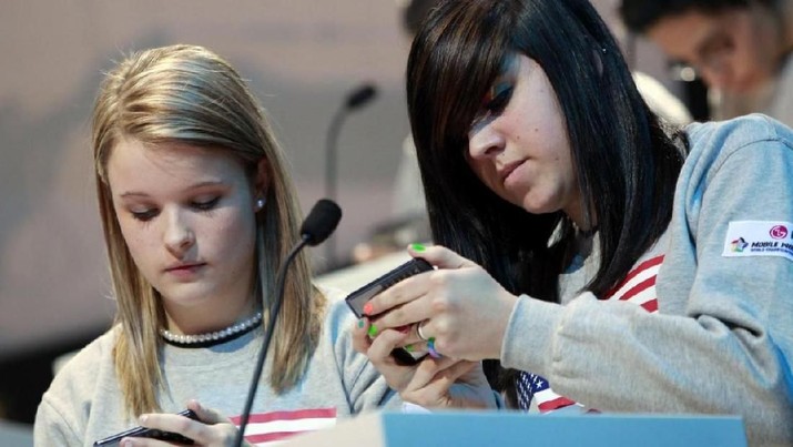 Remaja AS semakin kecanduan dengan telepon seluler