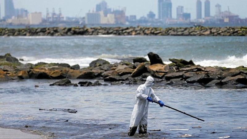 Sekitar 25 ton minyak dilaporkan mencemari pantai tersebut.