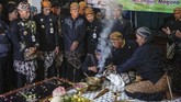 Ritual membersihkan ujung Tombak Abirawa saat mengikuti tradisi Jamasan Pusaka di Kabupaten Batang, Jawa Tengah, Senin (10/9) malam. Tombak Abirawa yang dikenal sebagai simbol Pusaka Abirawa tersebut dilakukan penjamasan setiap datangnya Tahun Baru Islam 1 Muharram atau 1 Suro sebagai wujud