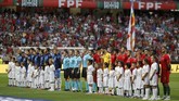 Para pemain berbaris jelang kick-off laga Liga A Grup 3 UEFA Nations League antara timnas Portugal melawan Italia. (REUTERS/Rafael Marchante)