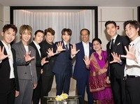 Jokowi Foto dan Goyang Dayung Bersama Super Junior