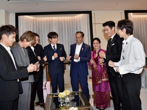 Gaya Iriana Saat Temani Jokowi Bertemu Super Junior, Pakai Songket Palembang