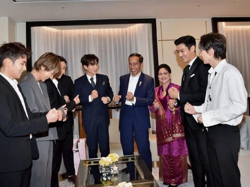 Gaya Iriana Saat Temani Jokowi Bertemu Super Junior, Pakai Songket Palembang Gaya Iriana Saat Temani Jokowi Bertemu Super Junior, Pakai Songket Palembang