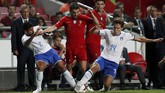 Bernardo Silva diapit Emerson Palmieri dan Federico Chiesa. Ia menjadi pemecah kebuntuan Portugal yang tampil melawan Italia tanpa Cristiano Ronaldo. (REUTERS/Rafael Marchante)