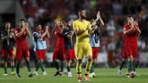 Para pemain Portugal memberi penghormatan kepada para pendukung mereka setelah mengalahkan Italia 1-0 di Stadion Da Luz. Italia belum meraih kemenangan dalam dua laga di UEFA Nations League sejauh ini. (REUTERS/Rafael Marchante)