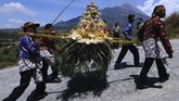 Warga membawa gunungan saat Kirab Kerbau Suro Merbabu Merapi. Kirab juga dipercaya sebagai perlindungan agar terbebas dari segala penyakit dan bencana. (Antara/Aloysius Jarot Nugroho)