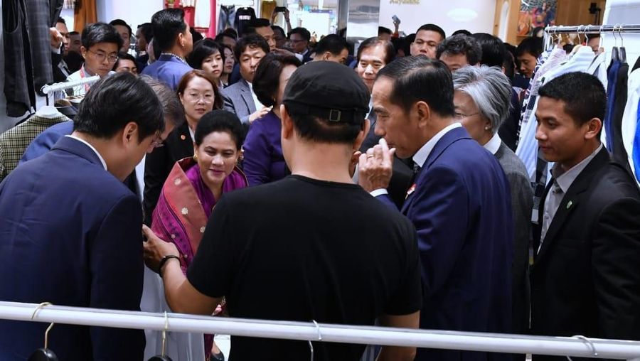 Suasana akrab antara dua pemimpin negara tampak pada malam hari itu.