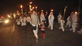 Di Palu, Sulawesi Tengah, pawai obor juga berlangsung, diikuti oleh semua warga, perempuan, laki-laki, bahkan anak-anak. (Antara/Mohamad Hamzah)