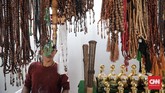 Masjid memiliki 2 aula besar, aula dalam dan aula luar. Masing-masing aula tersebut memiliki 12 tiang pancang, yang dijumlahkan menjadi 24. (CNN Indonesia/Adhi Wicaksono)