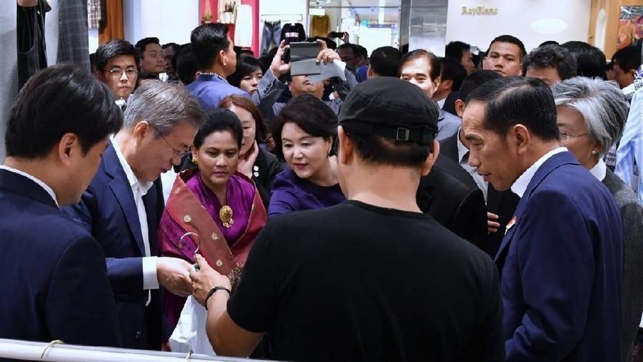 Presiden Joko Widodo tidak meninggalkan ciri khasnya ketika melakukan kunjungan kenegaraan ke Korea Selatan, yaitu blusukan.