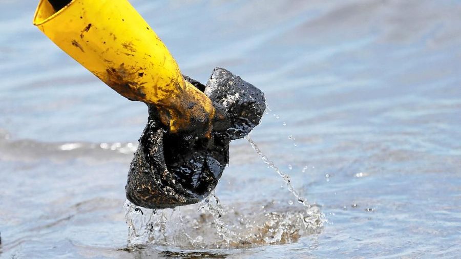 Sekitar 25 ton minyak dilaporkan mencemari pantai tersebut.