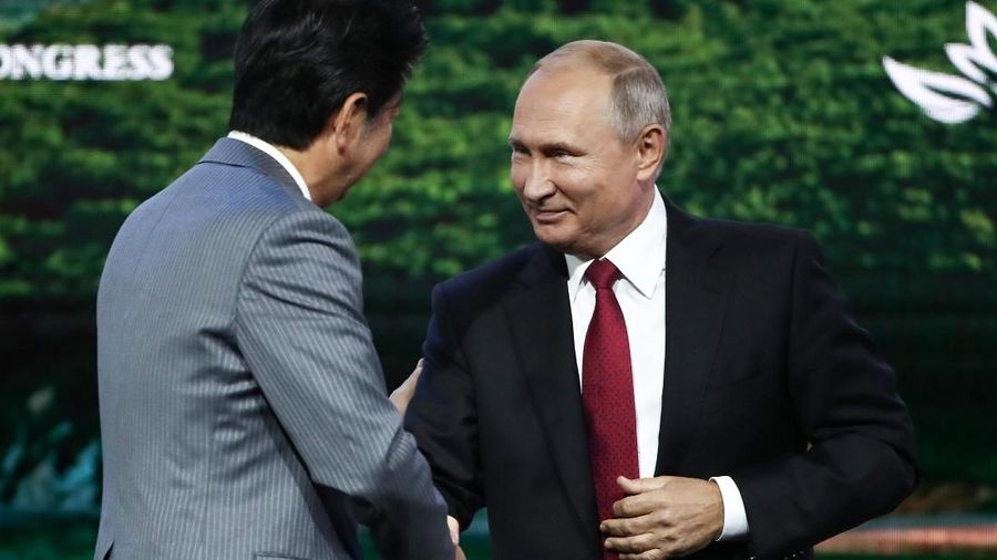 Para pemimpin Jepang dan Rusia mengungkapkan keinginan mereka untuk mencapai perjanjian damai, lebih dari 70 tahun setelah Perang Dunia II berakhir.