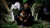 Beberapa warga mengambil foto dari diorama hewan yang tersedia dalam museum tersebut. (REUTERS/Danish Siddiqui)