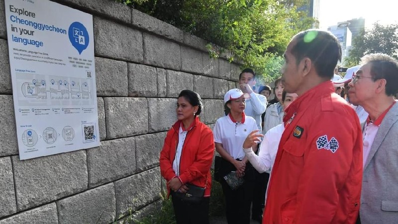 Sungai Cheonggyecheon ini juga menjadi salah satu daya tarik wisatawan lokal maupun mancanegara yang berkunjung ke Korea Selatan.