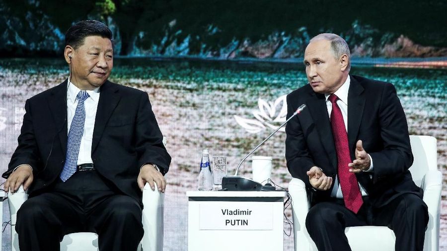 (L-R) Japanese Prime Minister Shinzo Abe, Chinese President Xi Jinping and Russian President Vladimir Putin attend a session of the Eastern Economic Forum in Vladivostok, Russia September 12, 2018. Valery Sharifulin/TASS Host Photo Agency/Pool via REUTERS