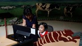 Pembelajaran secara elektronik juga tersedia bagi pengunjung yang berminat mengetahui lebih dalam soal koleksi museum. (REUTERS/Danish Siddiqui)