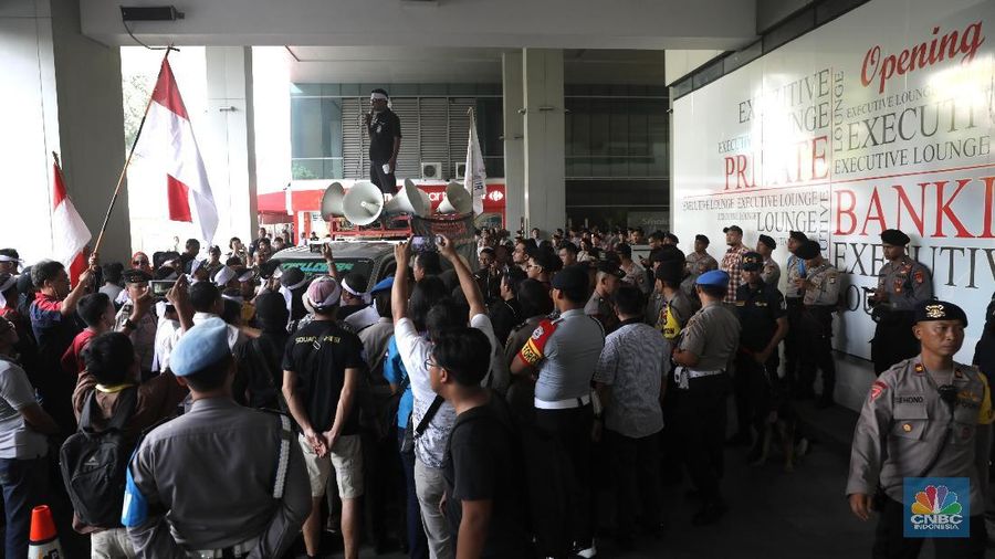 Aksi tersebut merupakan lanjutan dari demo hari senin, kemarin.