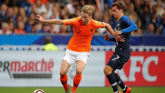 Barcelona Dianggap Tak Serius Rekrut Frenkie De Jong